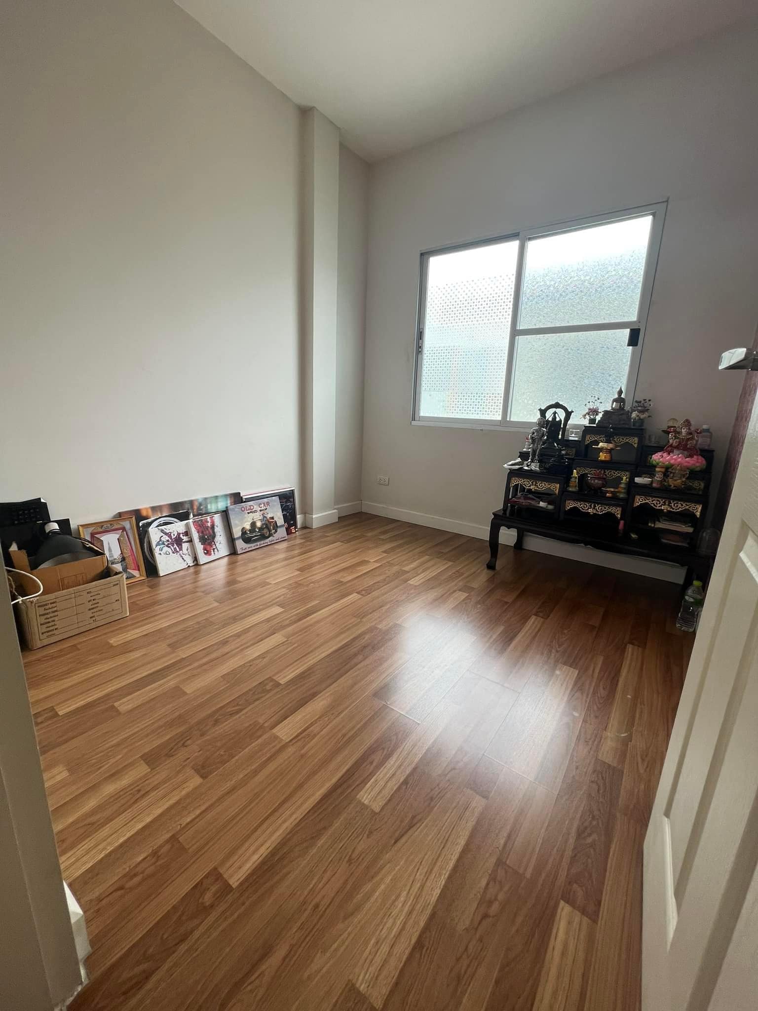 3 Bedroom Townhouse For Sale in Saphan Sung, Saphan Sung, Bangkok - Image 5