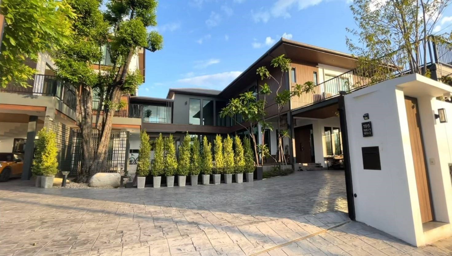 9 Bedroom House For Sale in San Phisuea, Mueang Chiang Mai, Chiang Mai - Image 1