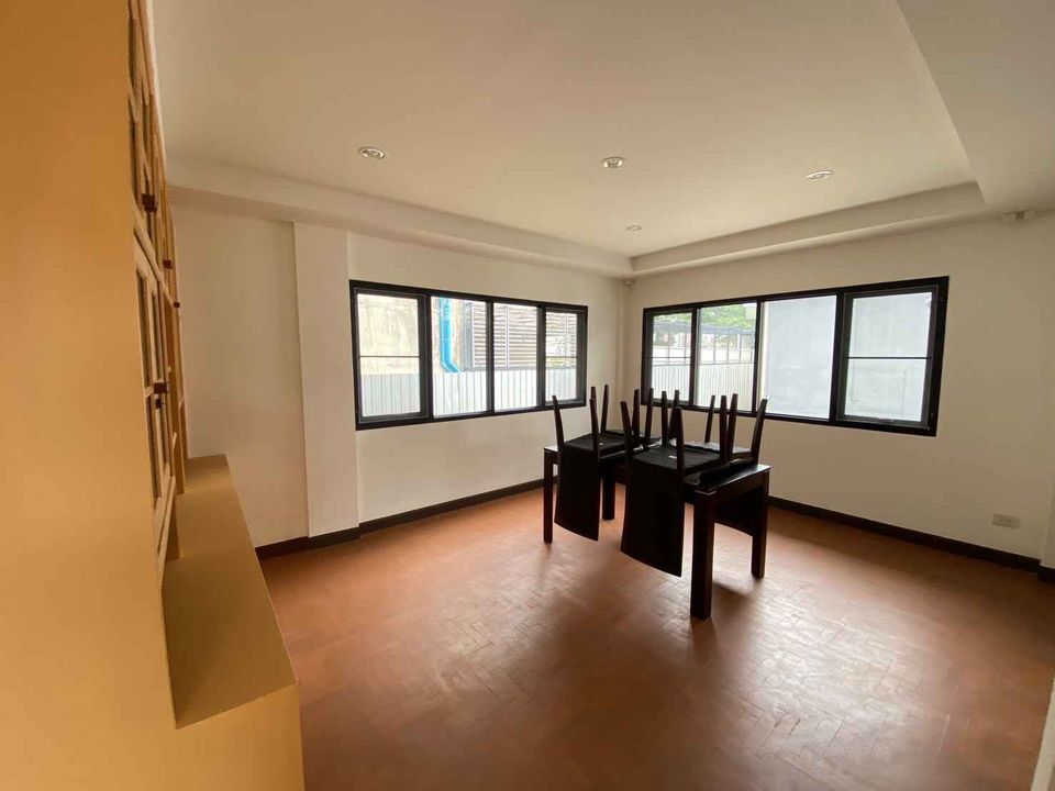 4 卧室 独立房屋  在  - Image 2