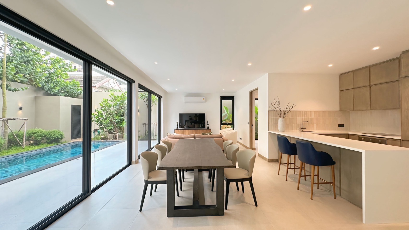 4 Bedroom House  in Phra Khanong Nuea, Vadhana, Bangkok - Image 2