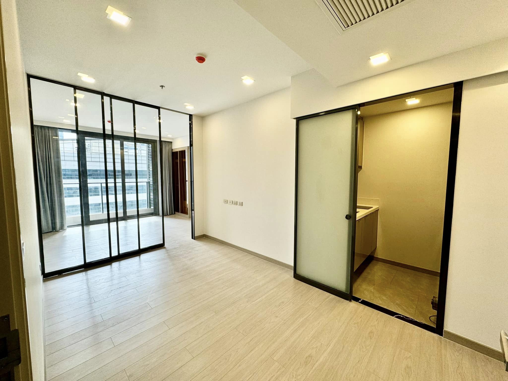 1 Bedroom Condo For Sale in Huai Khwang, Huai Khwang, Bangkok - Image 2