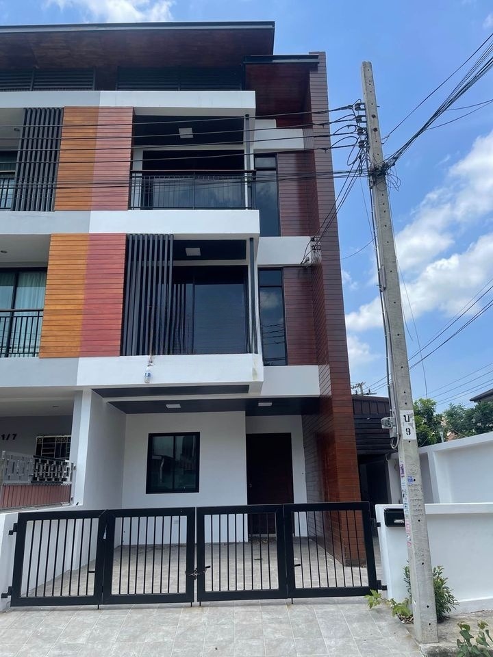 3 Bedroom Townhouse For Sale in Prawet, Prawet, Bangkok - Image 1