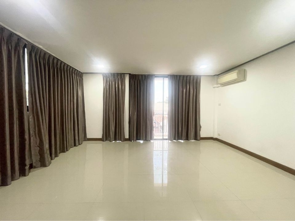 3 Bedroom Townhouse For Sale in Prawet, Prawet, Bangkok - Image 3