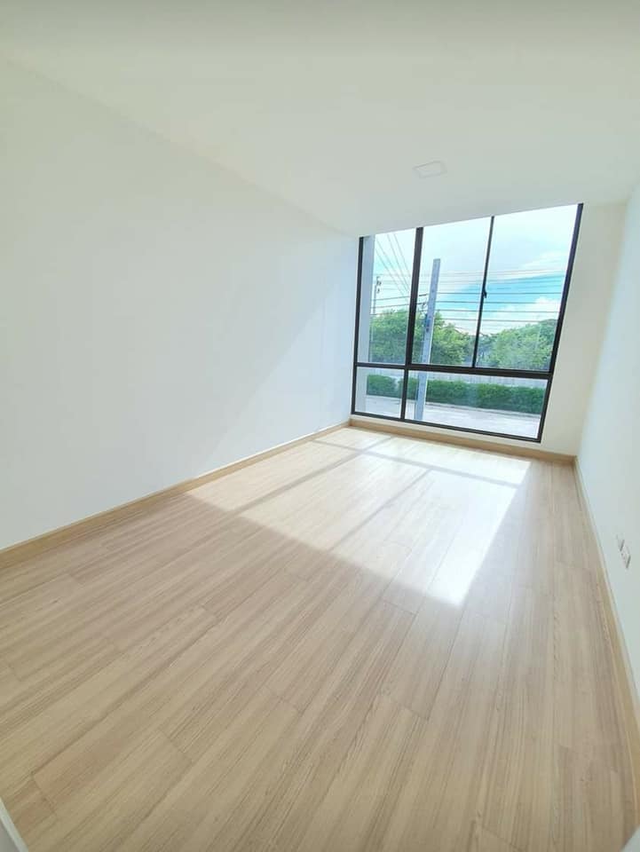 3 Bedroom Townhouse For Sale in Racha Thewa, Bang Phli, Samut Prakan - Image 3