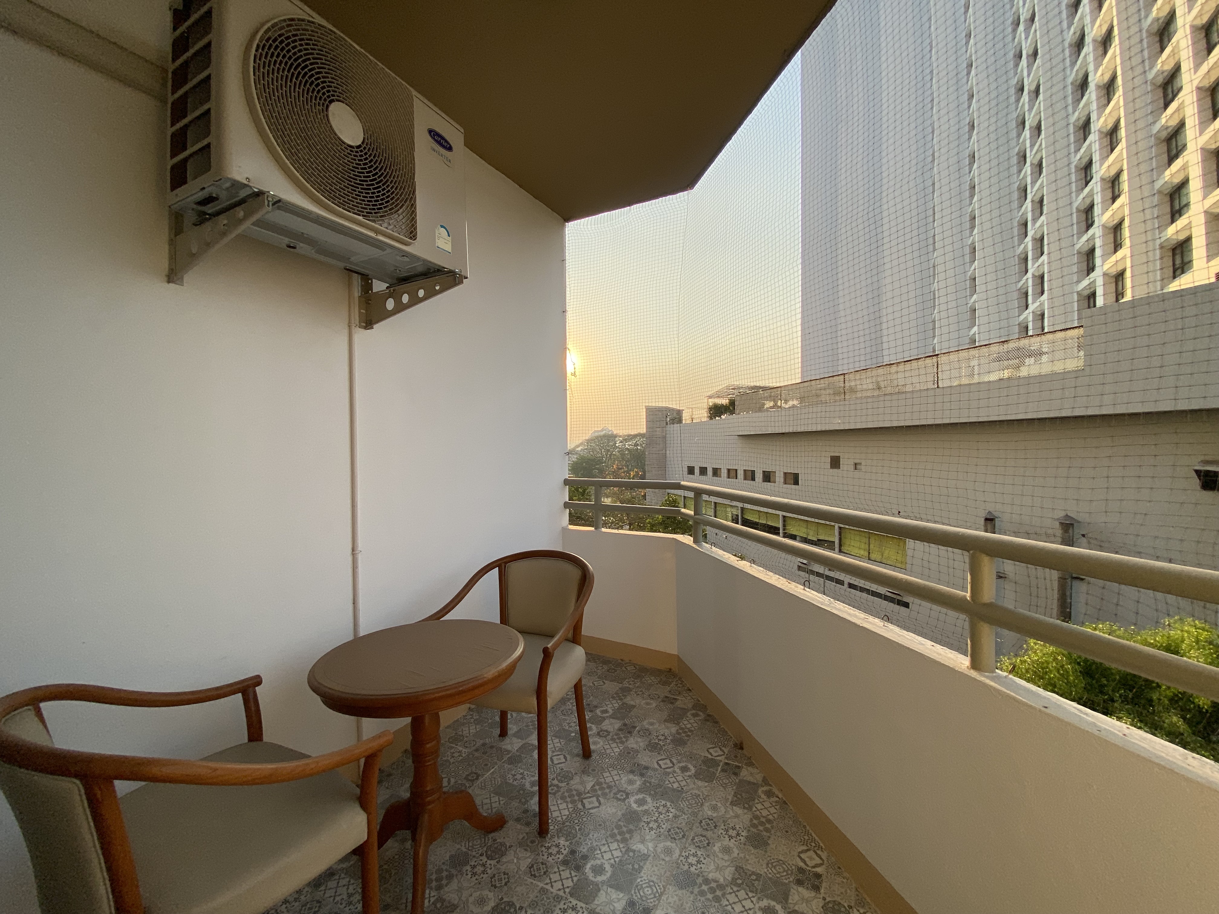Riverside Condo - Image 8