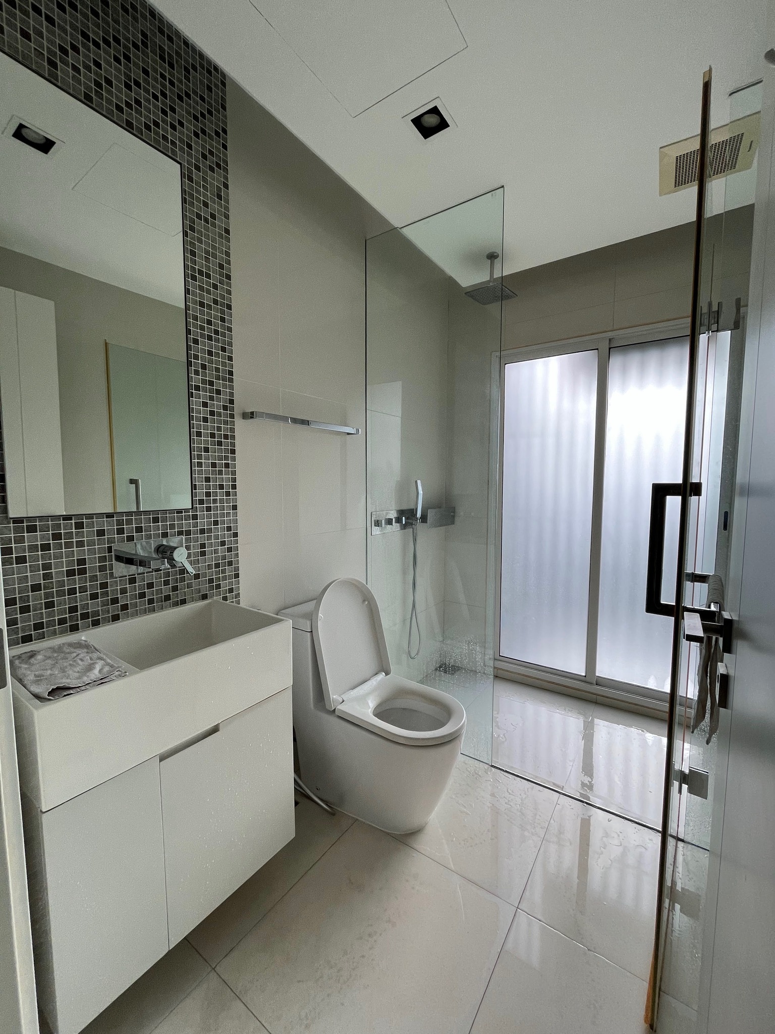 The Room Sukhumvit 21 - Image 6