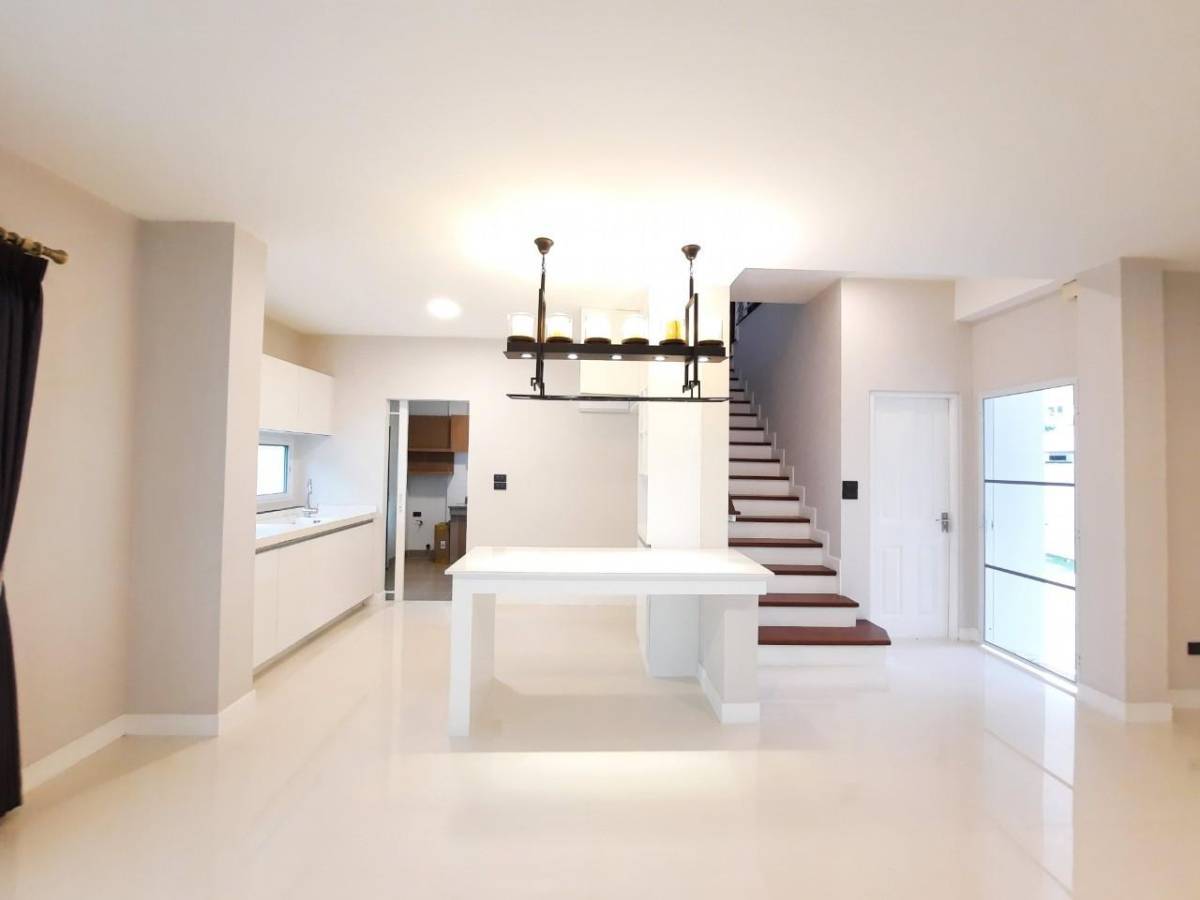 5 Bedroom House For Sale in Mae Hia, Mueang Chiang Mai, Chiang Mai - Image 2
