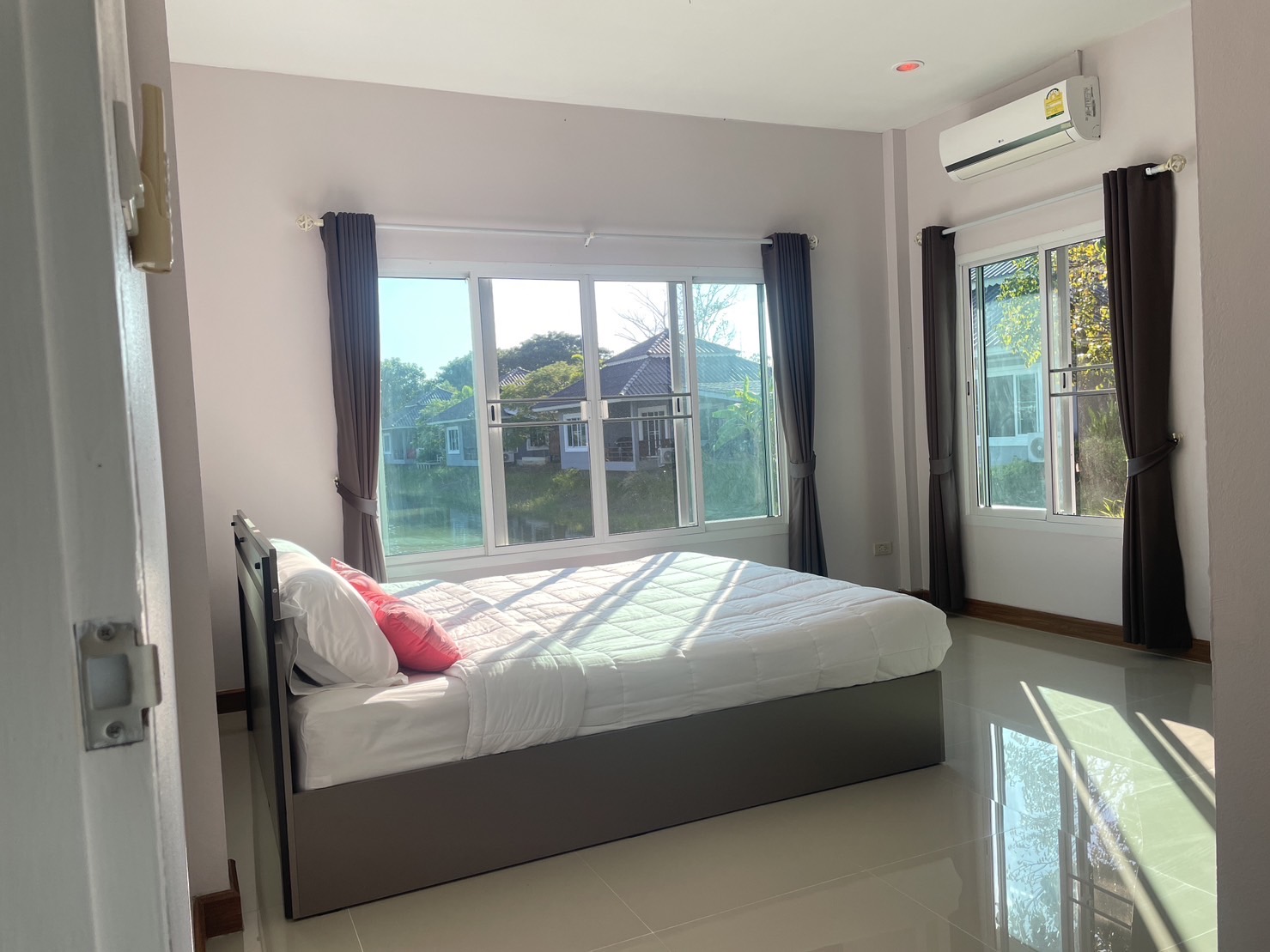 Thanaporn Lake Home - Image 13