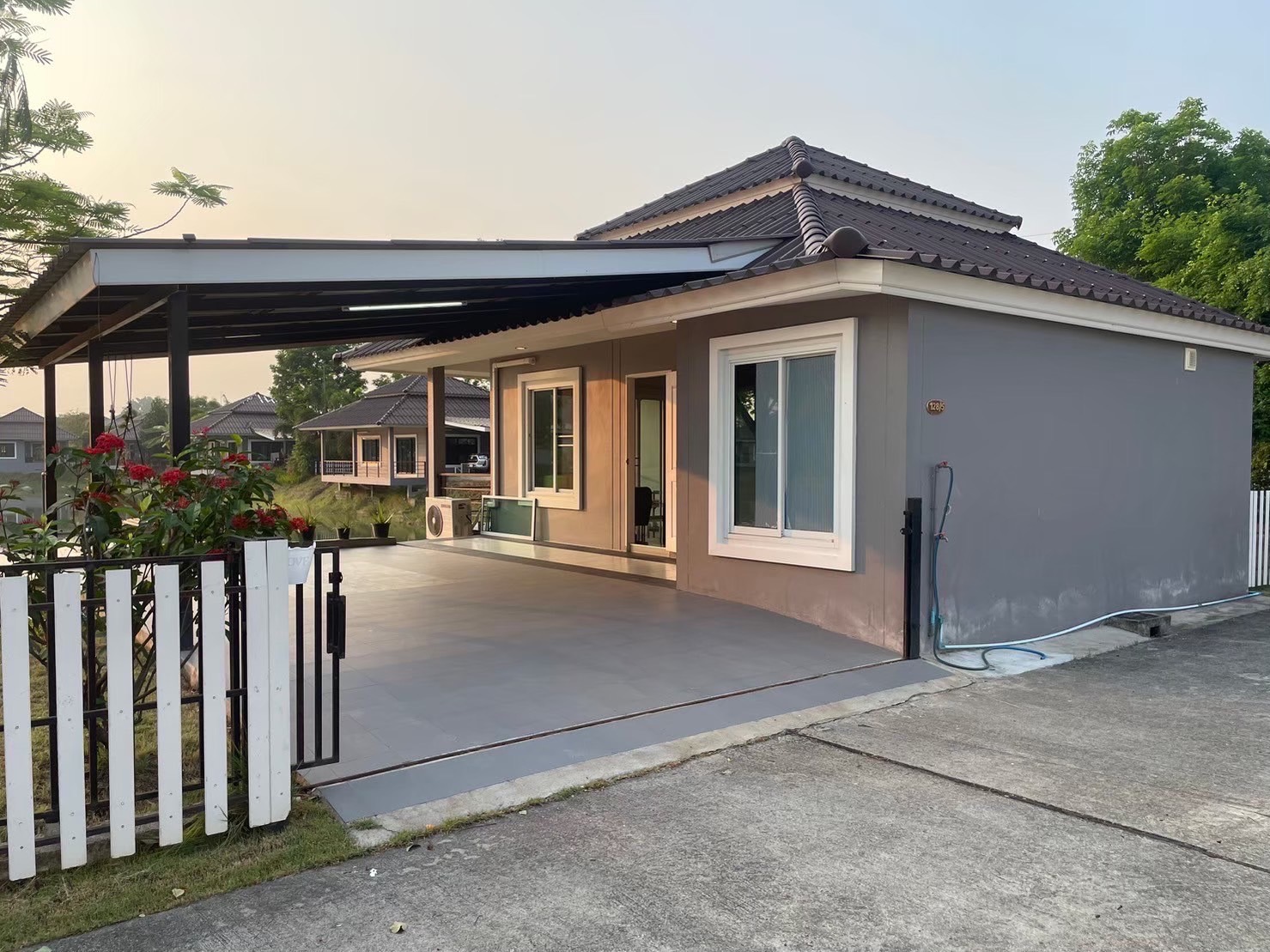 Thanaporn Lake Home - Image 1