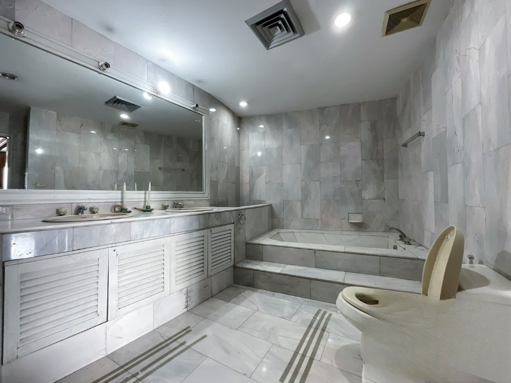 3 Bedroom Condo For Sale in Khlong Ton Sai, Khlong San, Bangkok - Image 8