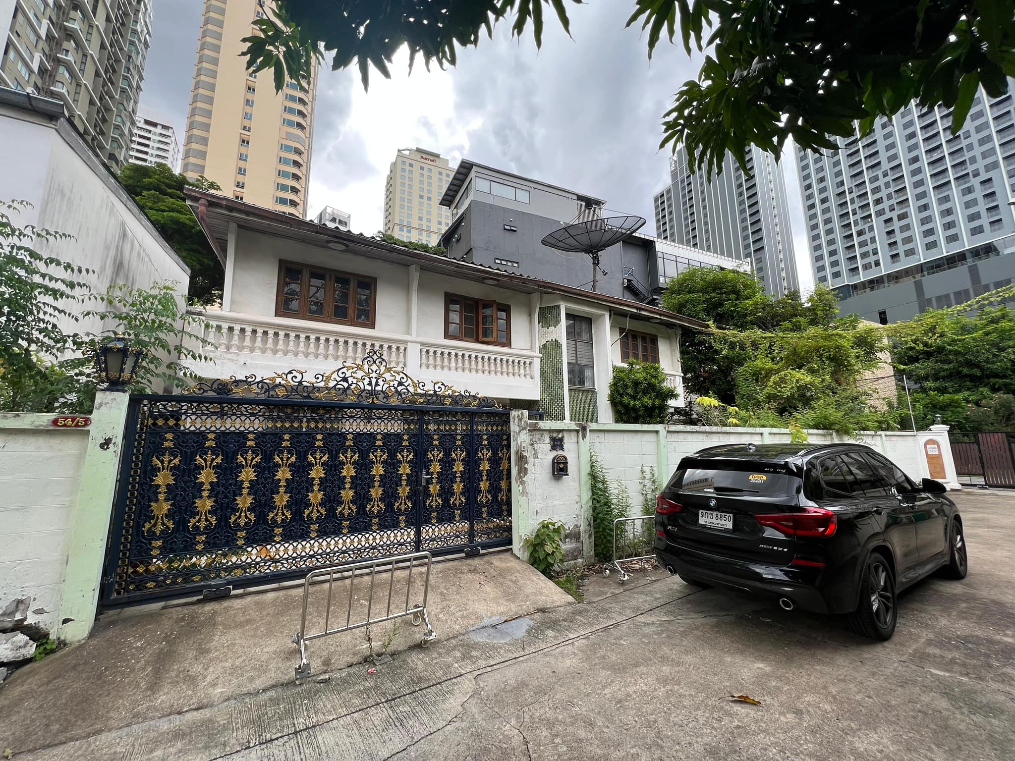 4 Bedroom Townhouse  in Khlong Tan, Khlong Toei, Bangkok - Image 1