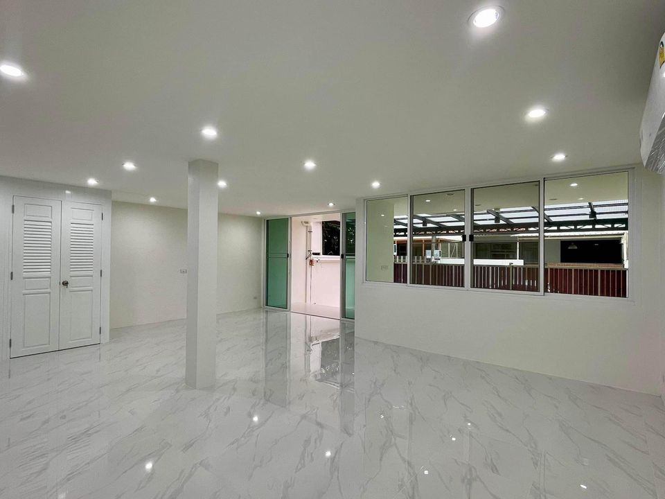 3 ห้องนอน ทาวน์เฮาส์ สำหรับเช่า ใน ทุ่งมหาเมฆ, สาทร, กรุงเทพมหานคร - Image 2