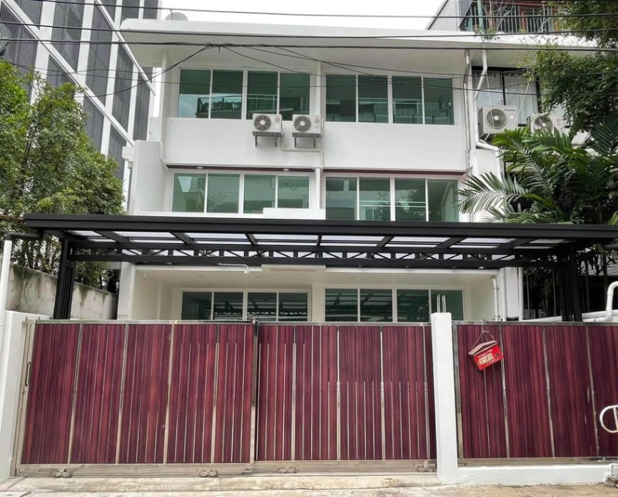 3 ห้องนอน ทาวน์เฮาส์ สำหรับเช่า ใน ทุ่งมหาเมฆ, สาทร, กรุงเทพมหานคร - Image 1
