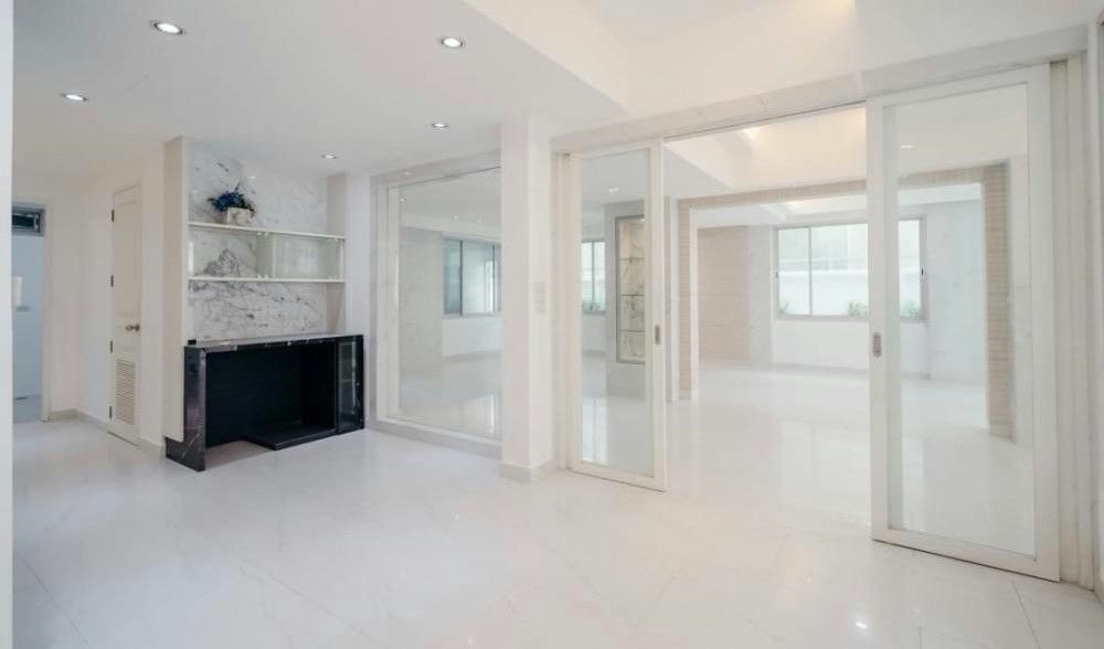 4 Bedroom Townhouse For Sale in Khlong Toei Nuea, Vadhana, Bangkok - Image 2