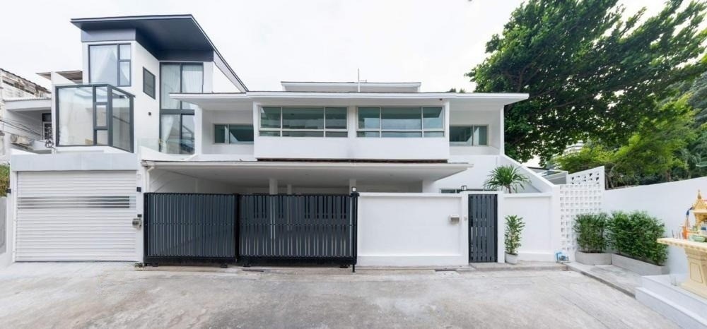 4 Bedroom Townhouse For Sale in Khlong Toei Nuea, Vadhana, Bangkok - Image 1