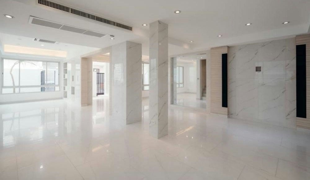 4 Bedroom Townhouse For Sale in Khlong Toei Nuea, Vadhana, Bangkok - Image 3