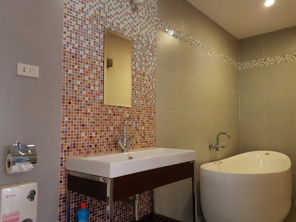 4 Bedroom Townhouse For Sale in Phra Khanong Nuea, Vadhana, Bangkok - Image 9