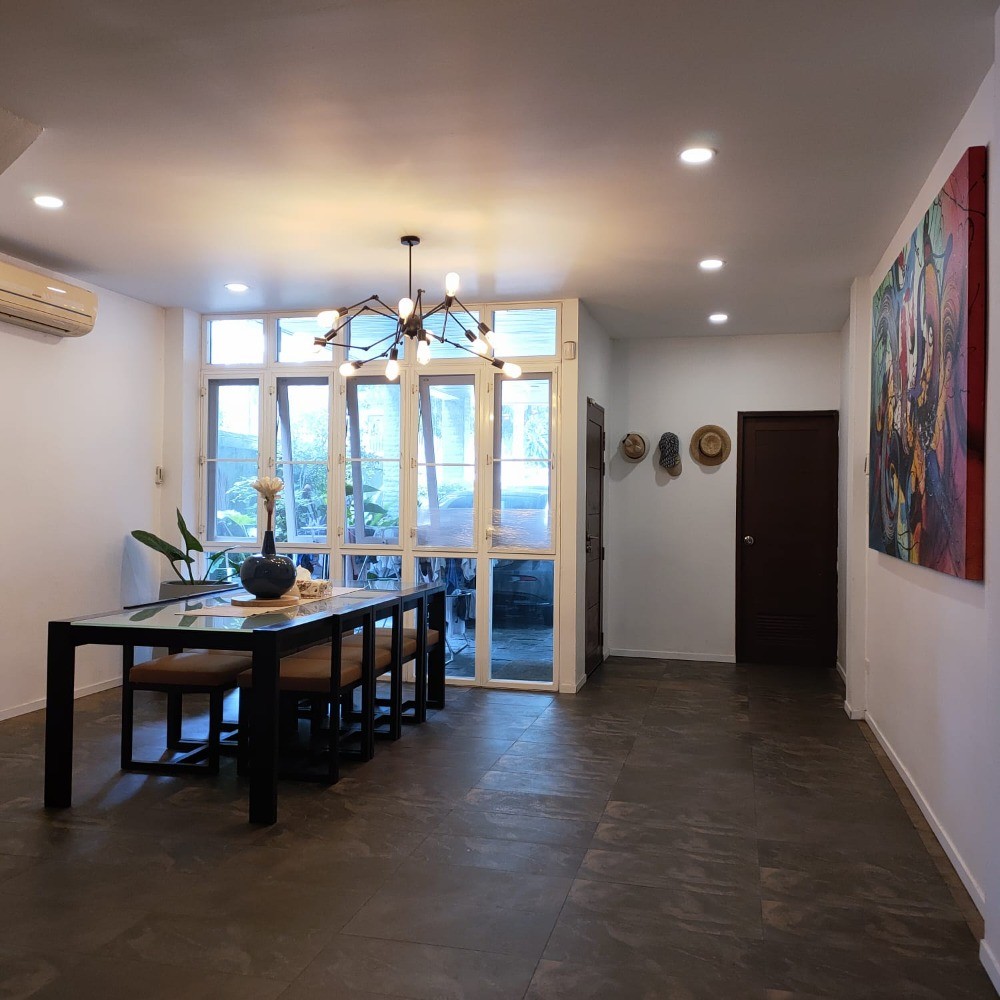 4 Bedroom Townhouse For Sale in Phra Khanong Nuea, Vadhana, Bangkok - Image 2