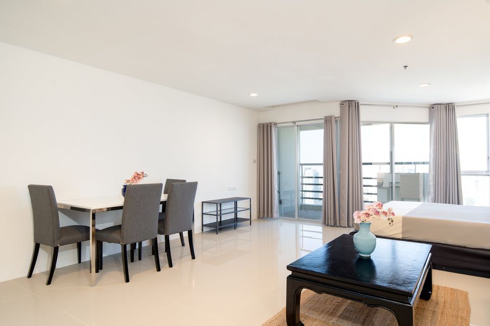 1 Bedroom Condo For Sale in Khlong Tan, Khlong Toei, Bangkok - Image 2