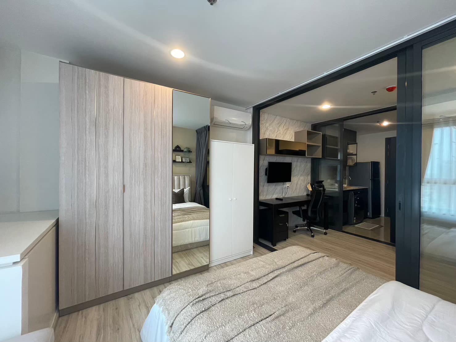 1 Bedroom Condo For Sale in Huai Khwang, Huai Khwang, Bangkok - Image 7
