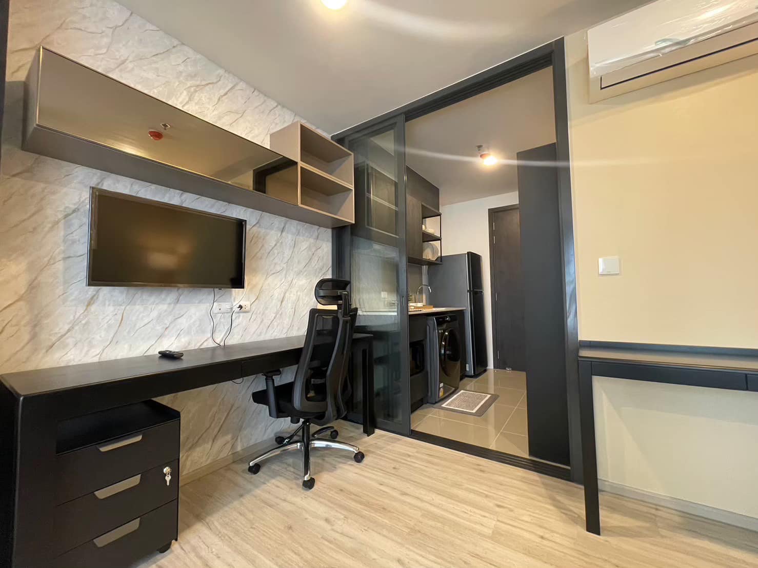 1 Bedroom Condo For Sale in Huai Khwang, Huai Khwang, Bangkok - Image 2