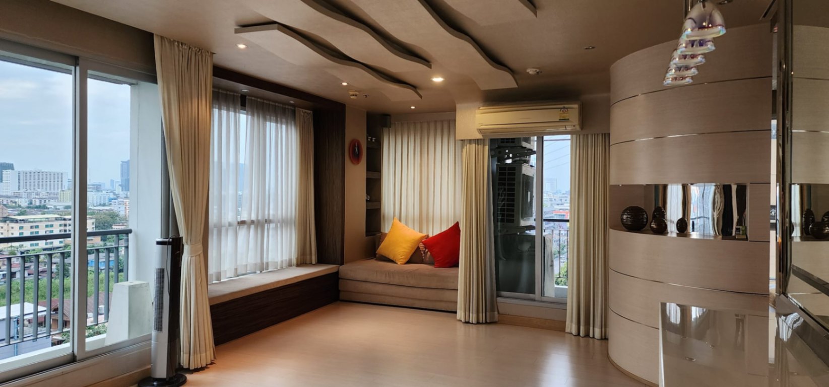 1 Bedroom Condo For Sale in Sam Sen Nok, Huai Khwang, Bangkok - Image 2
