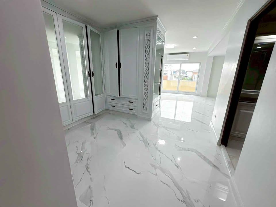 4 Bedroom Townhouse For Sale in Chong Nonsi, Yan Nawa, Bangkok - Image 6