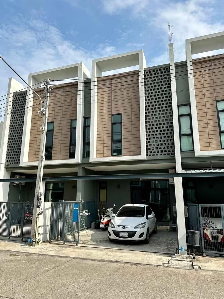 4 Bedroom Townhouse For Sale in Chai Sathan, Saraphi, Chiang Mai - Image 1