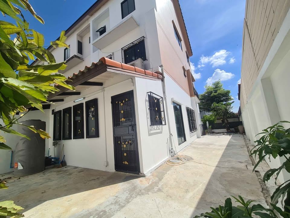 3 Bedroom Townhouse  in Hua Mak, Bang Kapi, Bangkok - Image 11