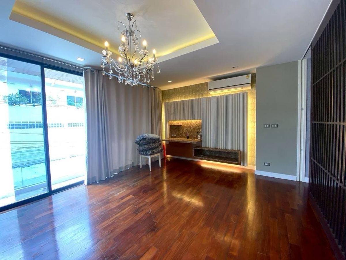 5 Bedroom Townhouse For Sale in Chong Nonsi, Yan Nawa, Bangkok - Image 10