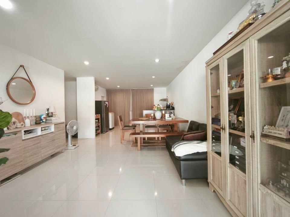 3 Bedroom Townhouse For Sale in Khlong Sam Prawet, Lat Krabang, Bangkok - Image 2