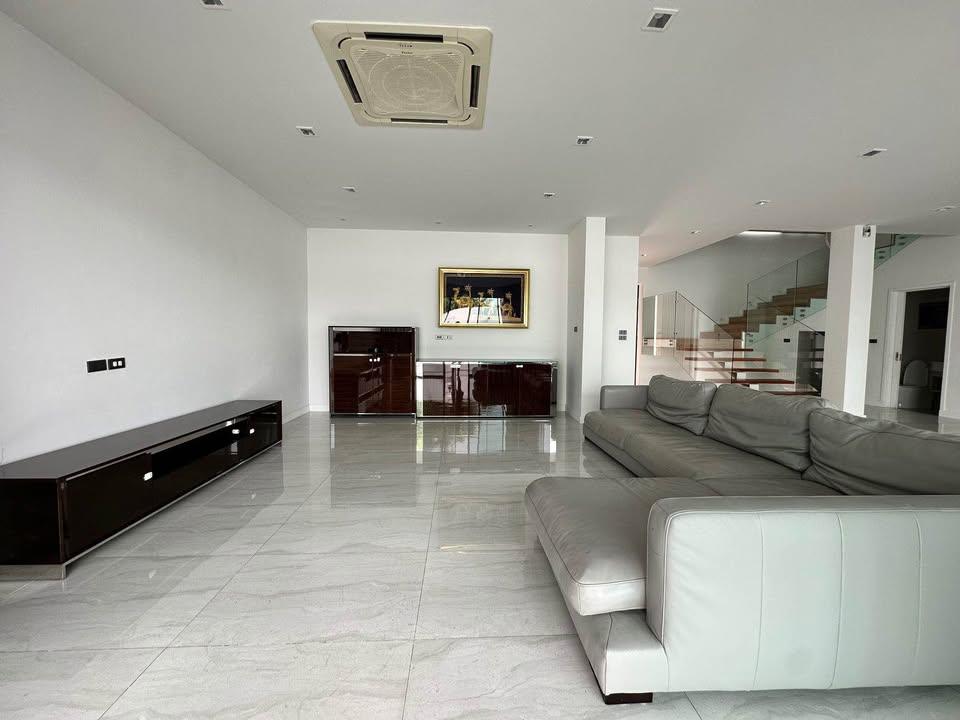 5 Bedroom House For Rent in San Phak Wan, Hang Dong, Chiang Mai - Image 3