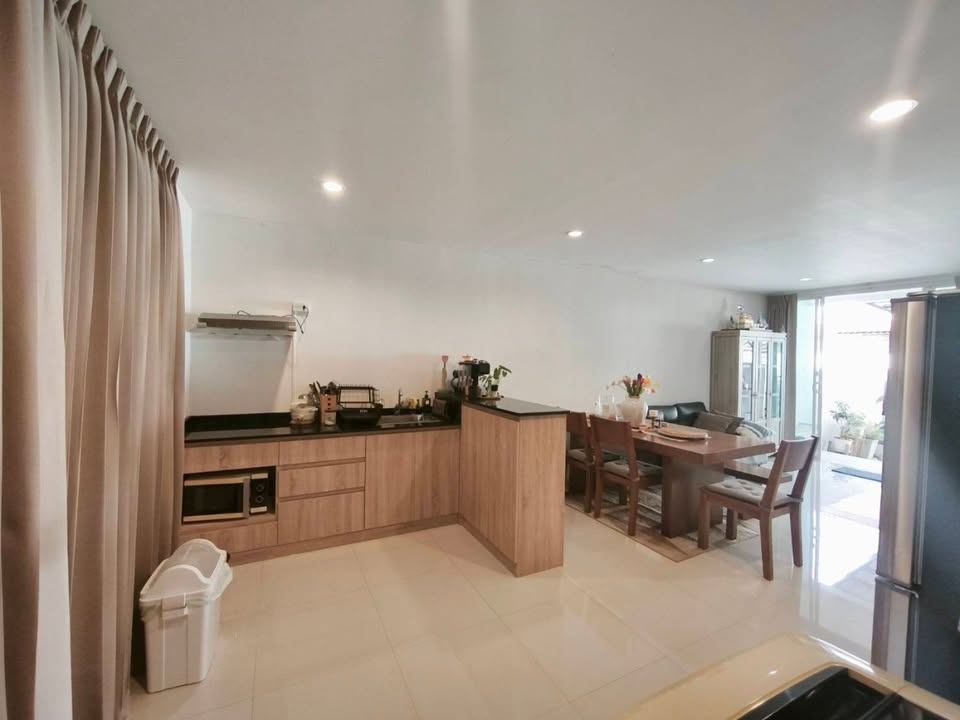 3 Bedroom Townhouse For Sale in Khlong Sam Prawet, Lat Krabang, Bangkok - Image 7