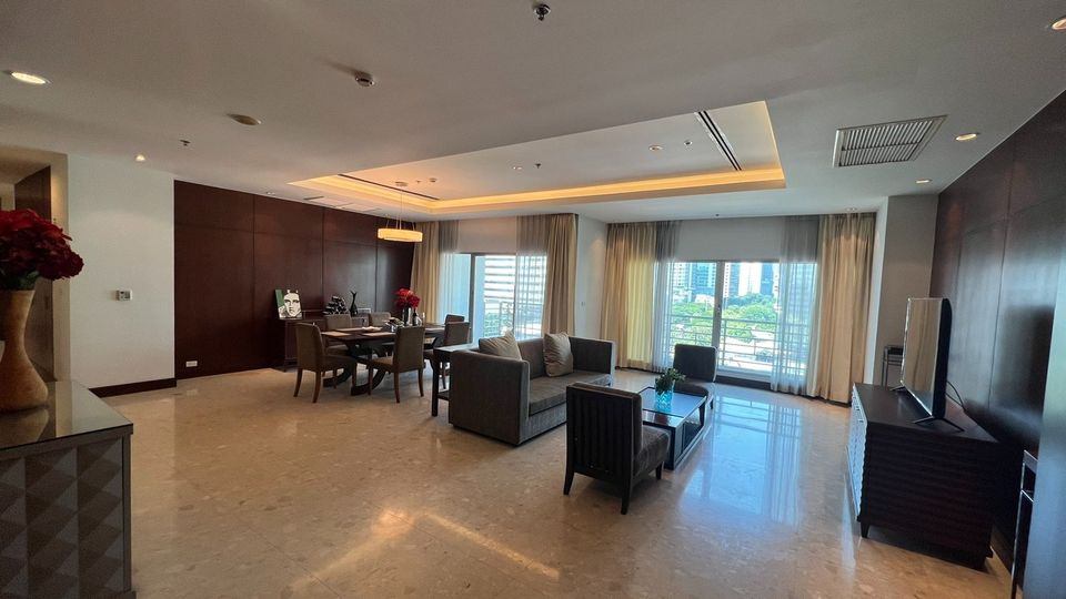 Royal Residence Park - Image 1