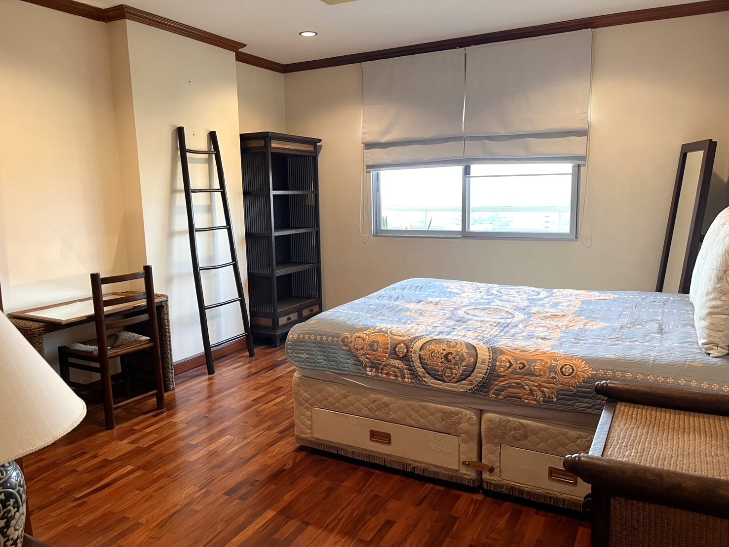 Floral Condo - Image 6