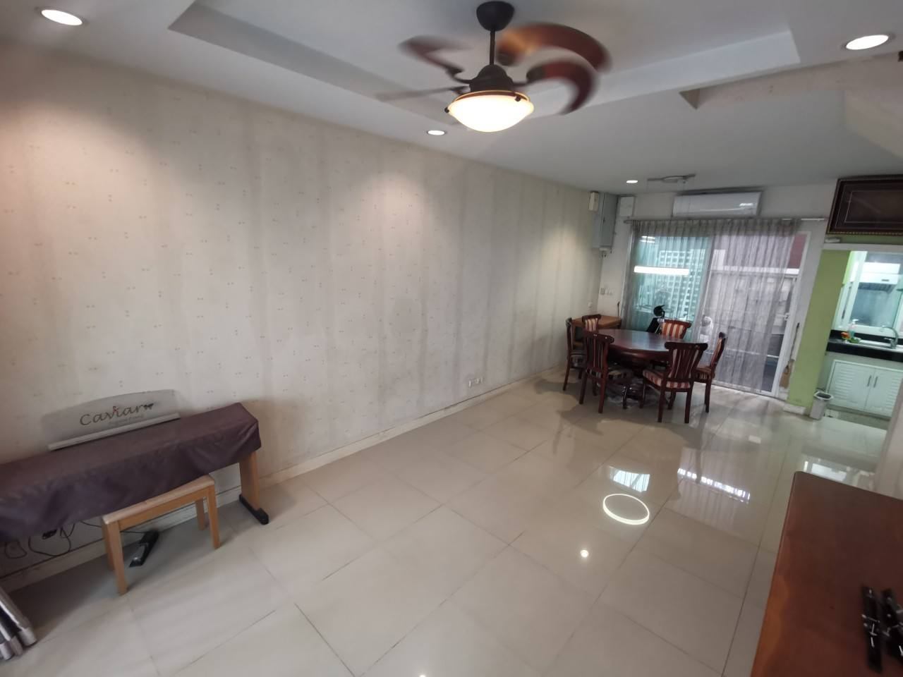 3 Bedroom Townhouse For Sale in Chong Nonsi, Yan Nawa, Bangkok - Image 6