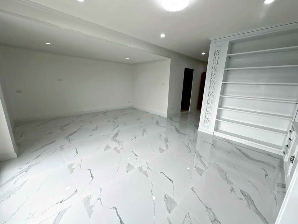 4 Bedroom Townhouse For Sale in Chong Nonsi, Yan Nawa, Bangkok - Image 10