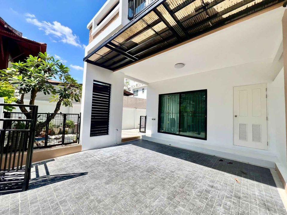 3 Bedroom Townhouse  in Hua Mak, Bang Kapi, Bangkok - Image 4
