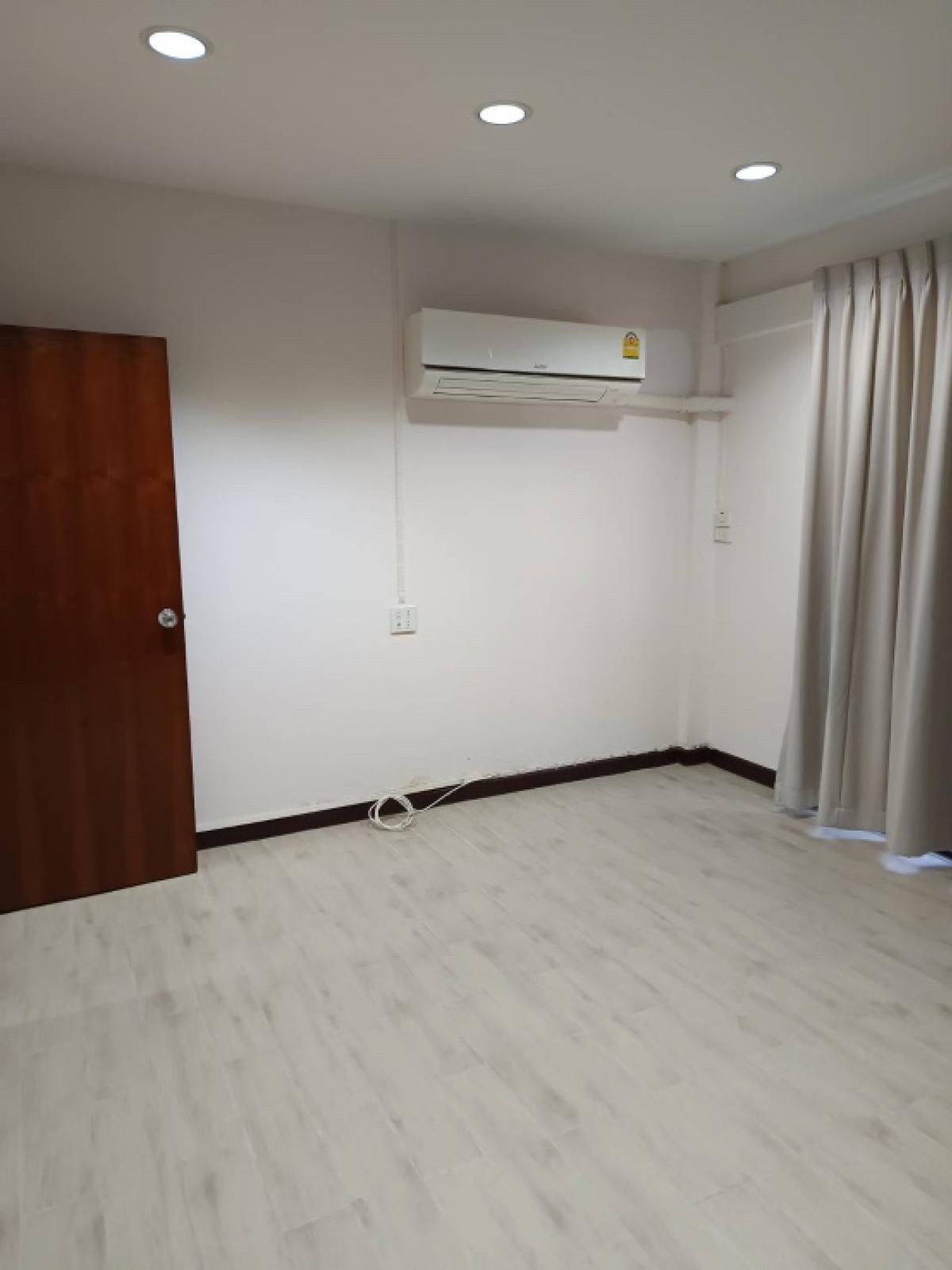 4 Bedroom Townhouse For Sale in Wat Phraya Krai, Bang Kho Laem, Bangkok - Image 19