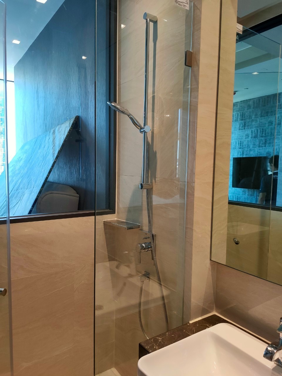 Ashton Silom - Image 11