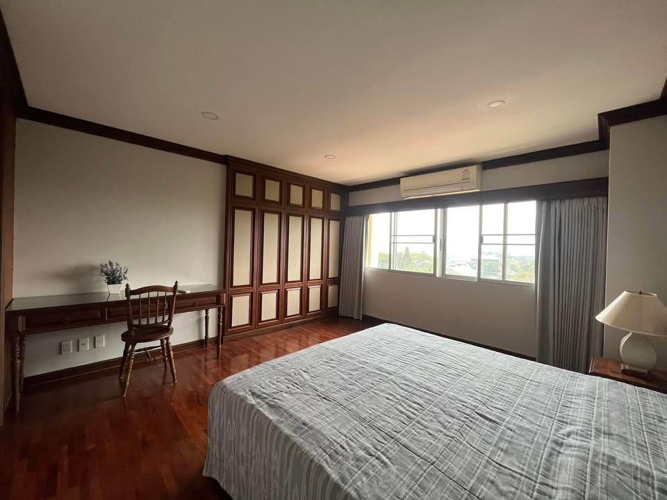 Floral Condo - Image 12