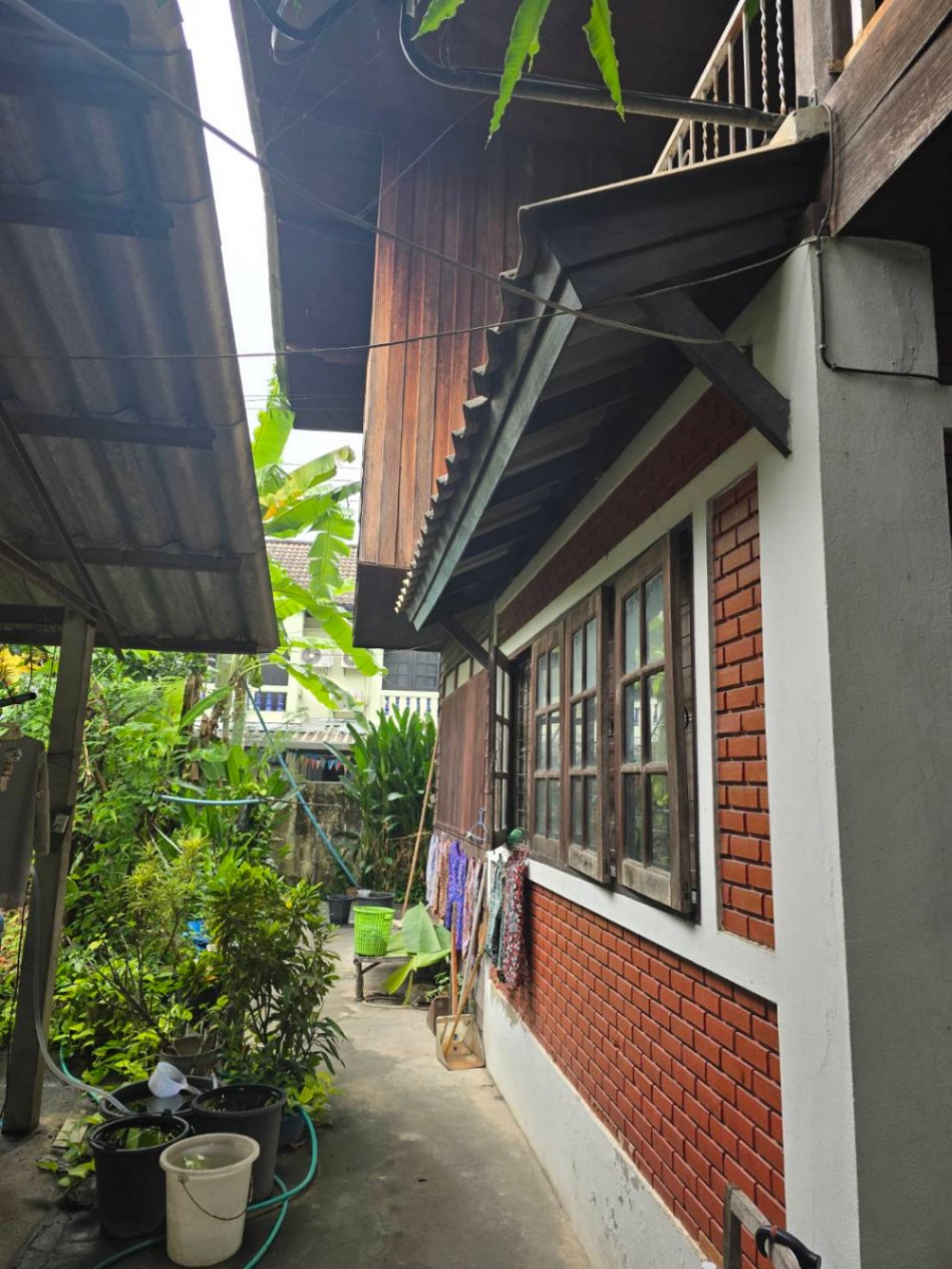 6 Bedroom House For Sale in Phra Sing, Mueang Chiang Mai, Chiang Mai - Image 3