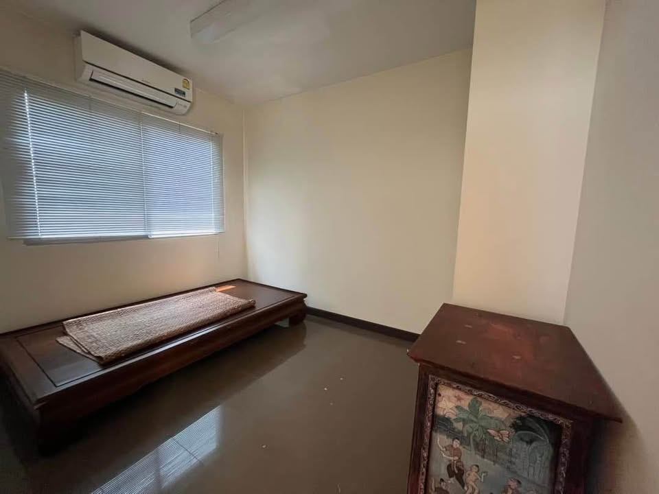 Floral Condo - Image 13