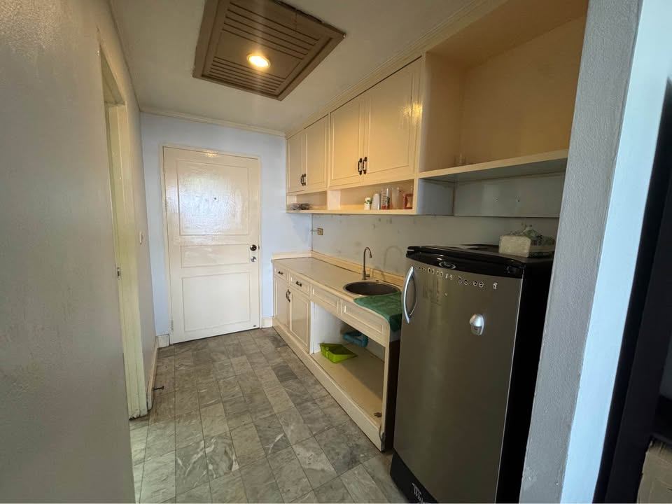 1 Bedroom Condo For Sale in Bang Kapi, Huai Khwang, Bangkok - Image 4