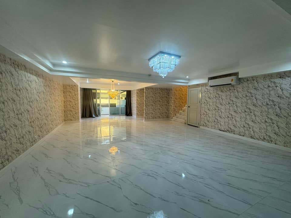 Supalai Place Condominium MAM (Sukhumvit 39 Phrom Phong) - Image 1