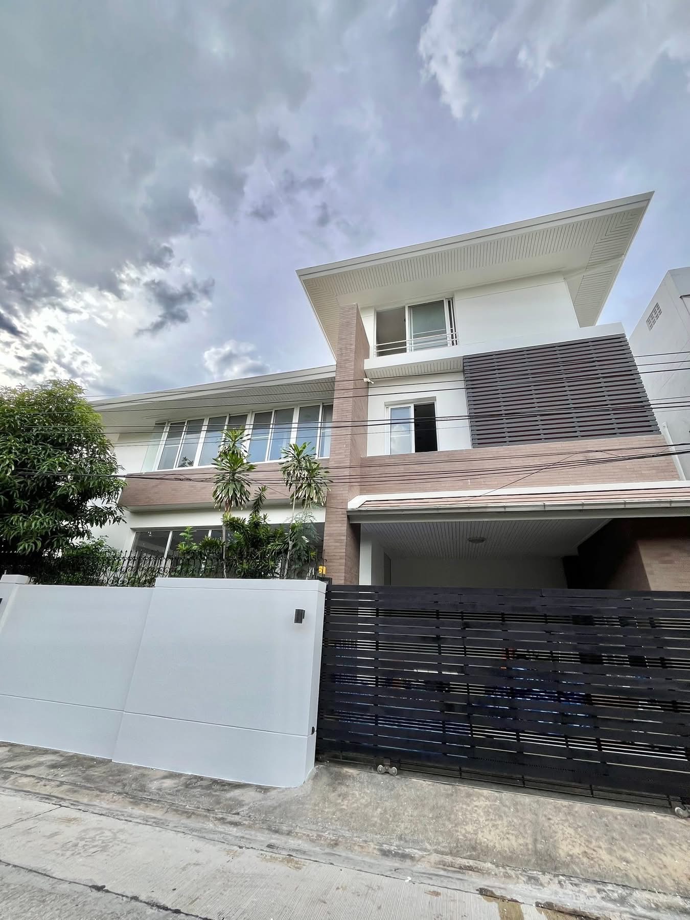 5 Bedroom House For Rent in Din Daeng, Din Daeng, Bangkok - Image 1