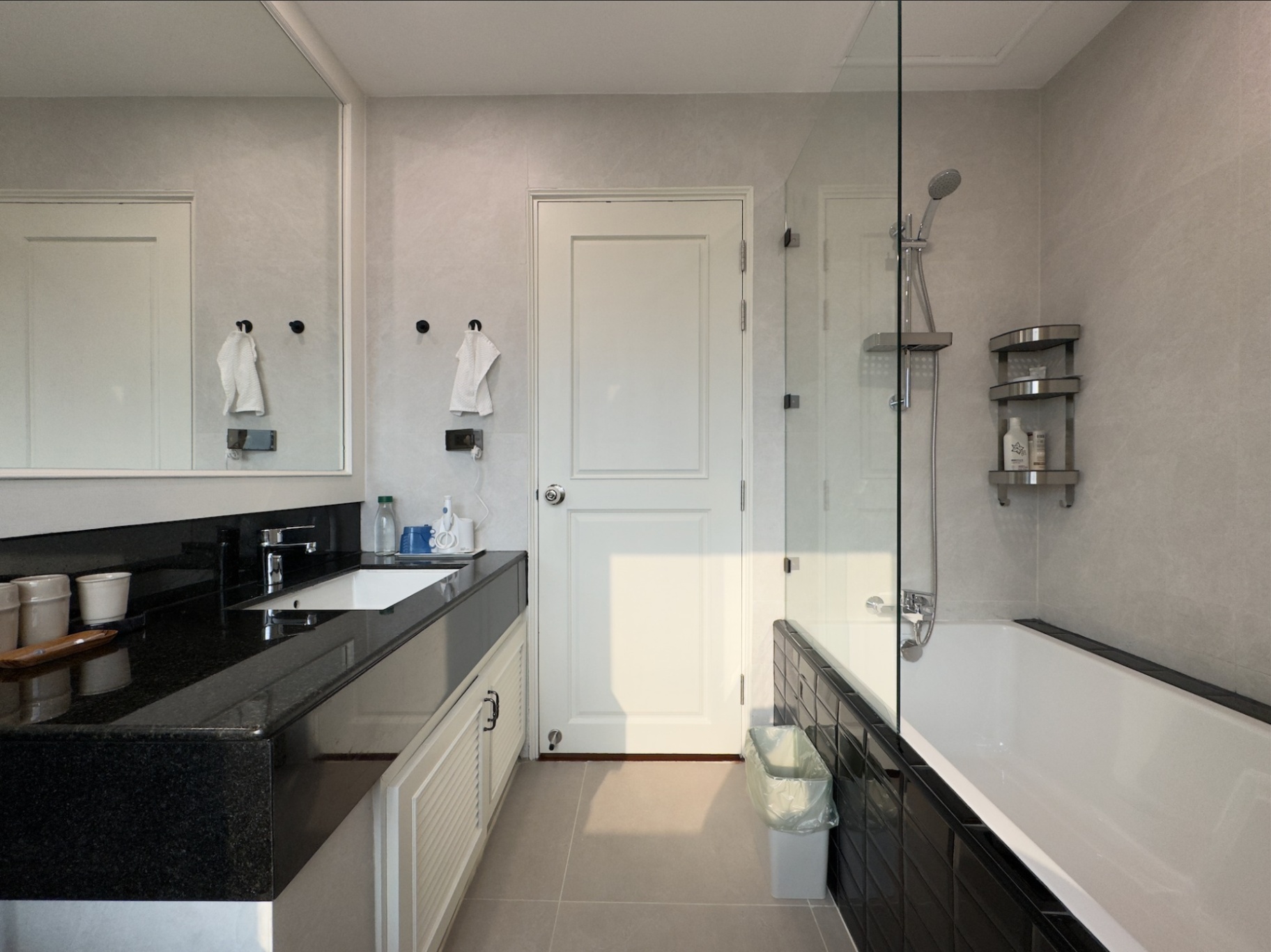 Floral Condo - Image 11