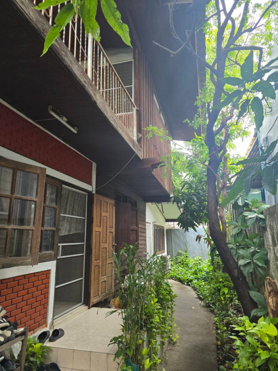 6 Bedroom House For Sale in Phra Sing, Mueang Chiang Mai, Chiang Mai - Image 2