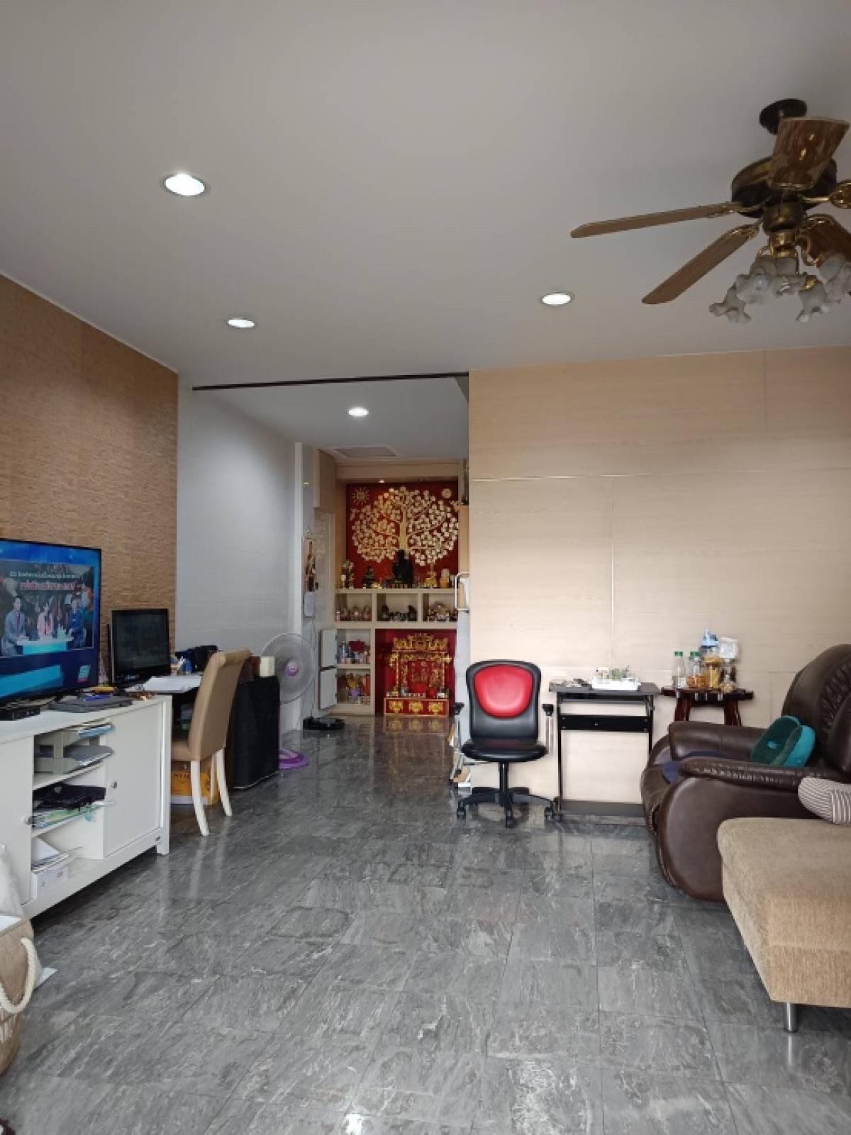 4 Bedroom Townhouse For Sale in Wat Phraya Krai, Bang Kho Laem, Bangkok - Image 11
