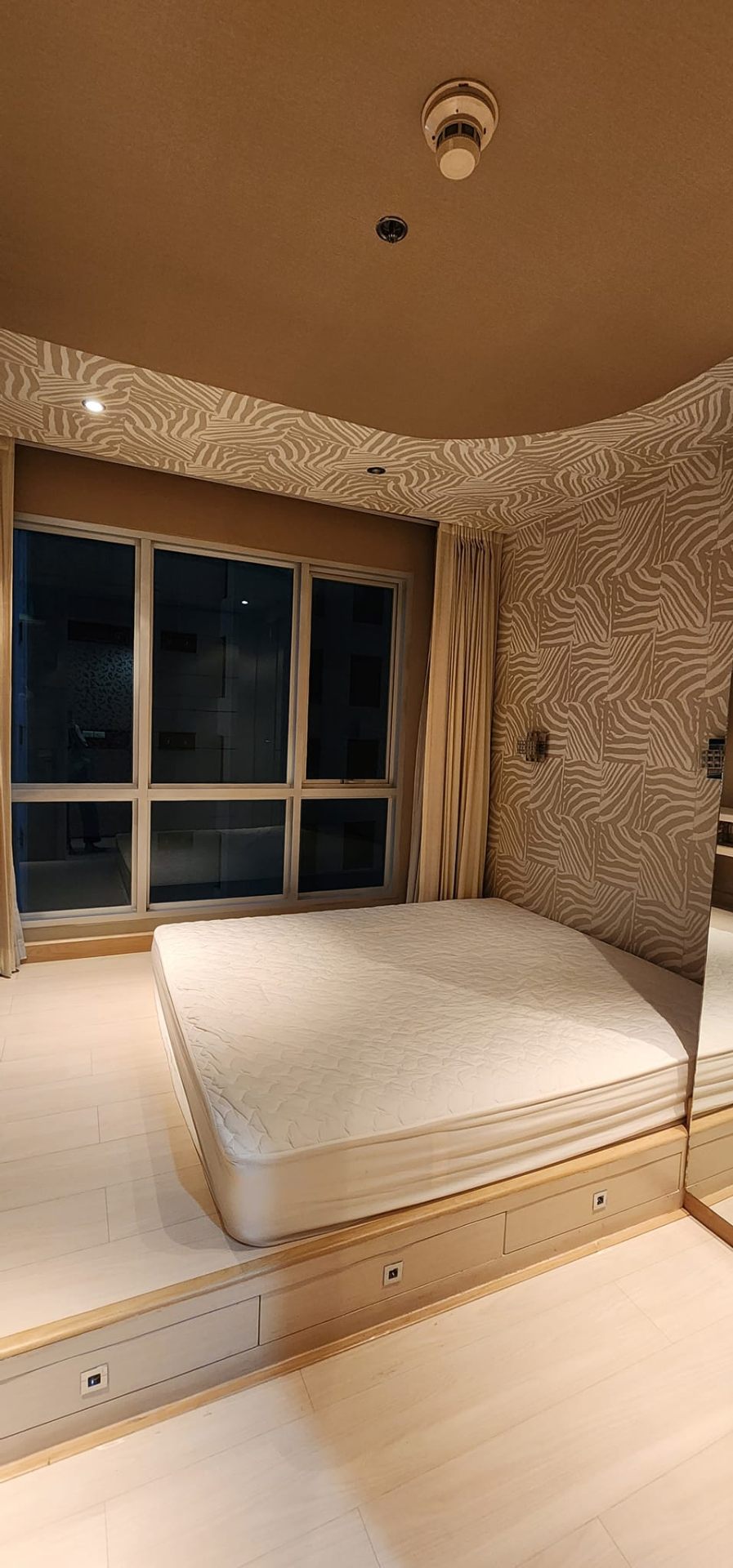 1 Bedroom Condo For Sale in Sam Sen Nok, Huai Khwang, Bangkok - Image 12